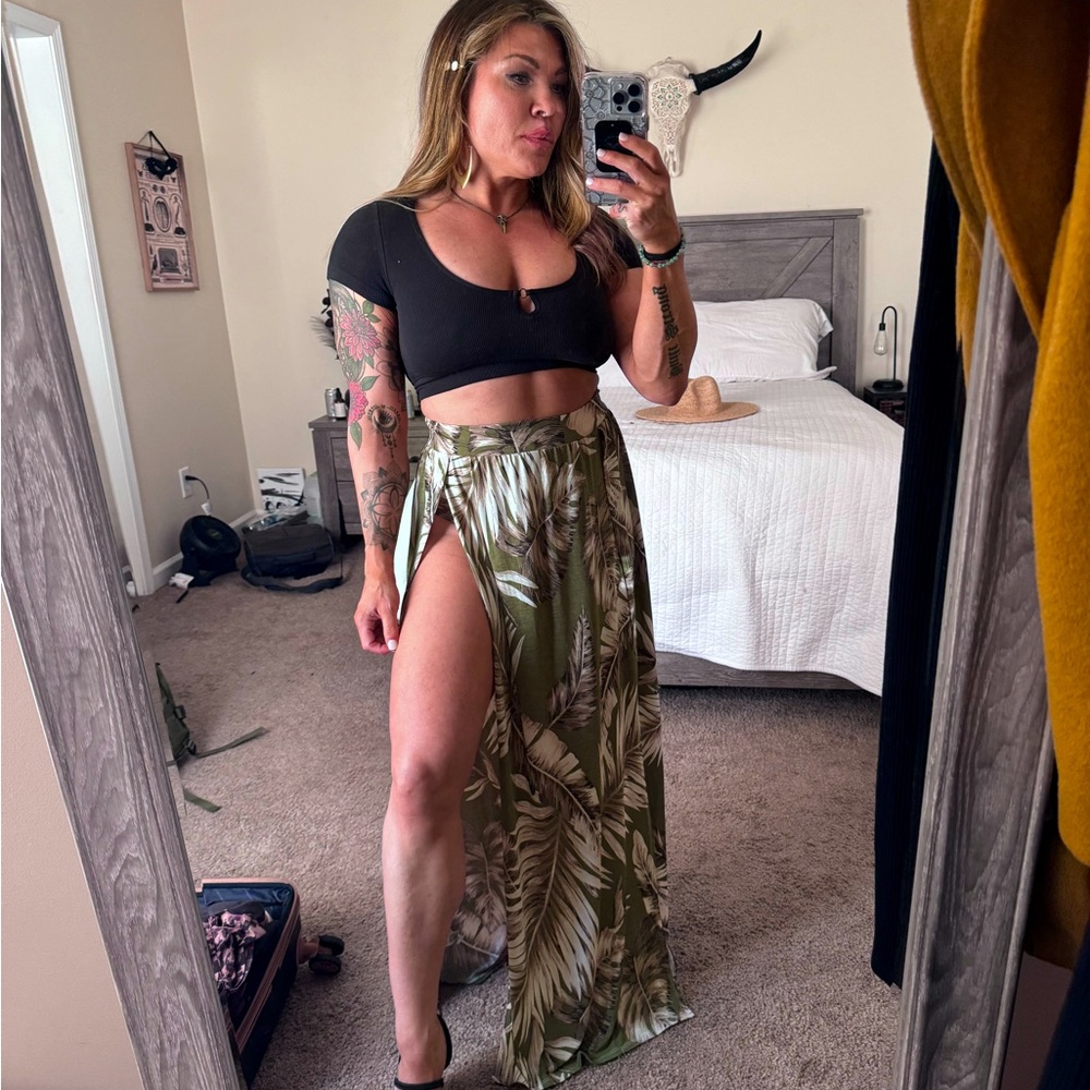 Windsor maxi split leg skirt with tropical pattern